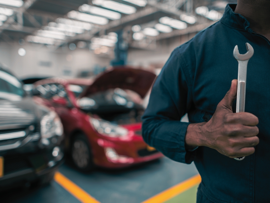 Kolben und Ventile bei Motorüberholung Kolben und Ventile bei Motorüberholung