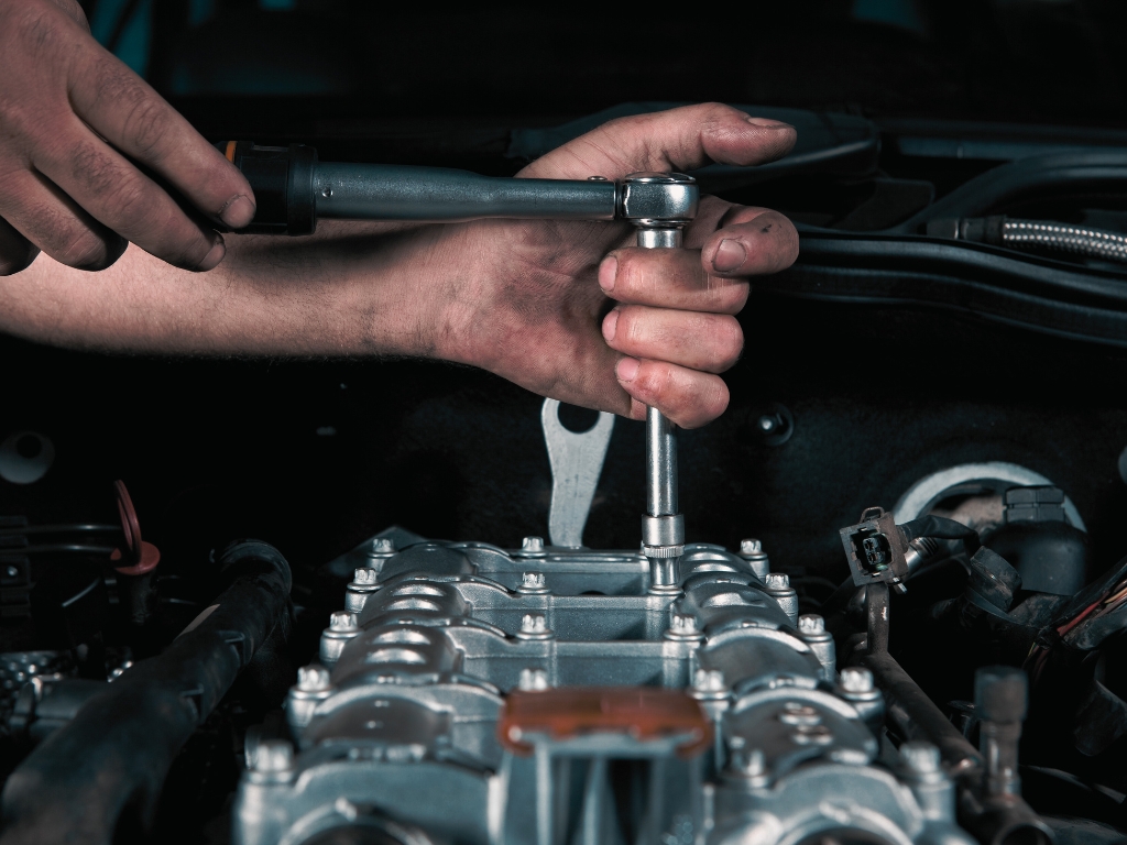 Kolben und Ventile bei Motorüberholung Kolben und Ventile bei Motorüberholung