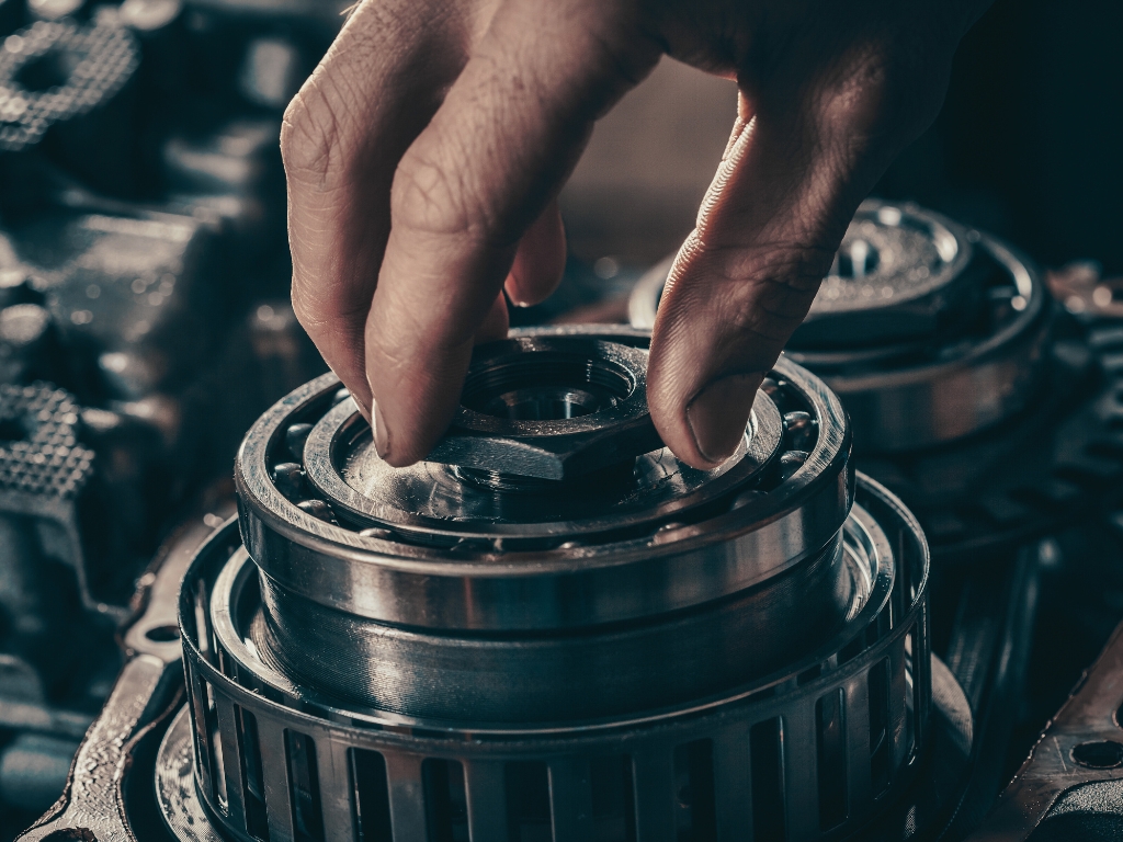 Kolben und Ventile bei Motorüberholung Kolben und Ventile bei Motorüberholung