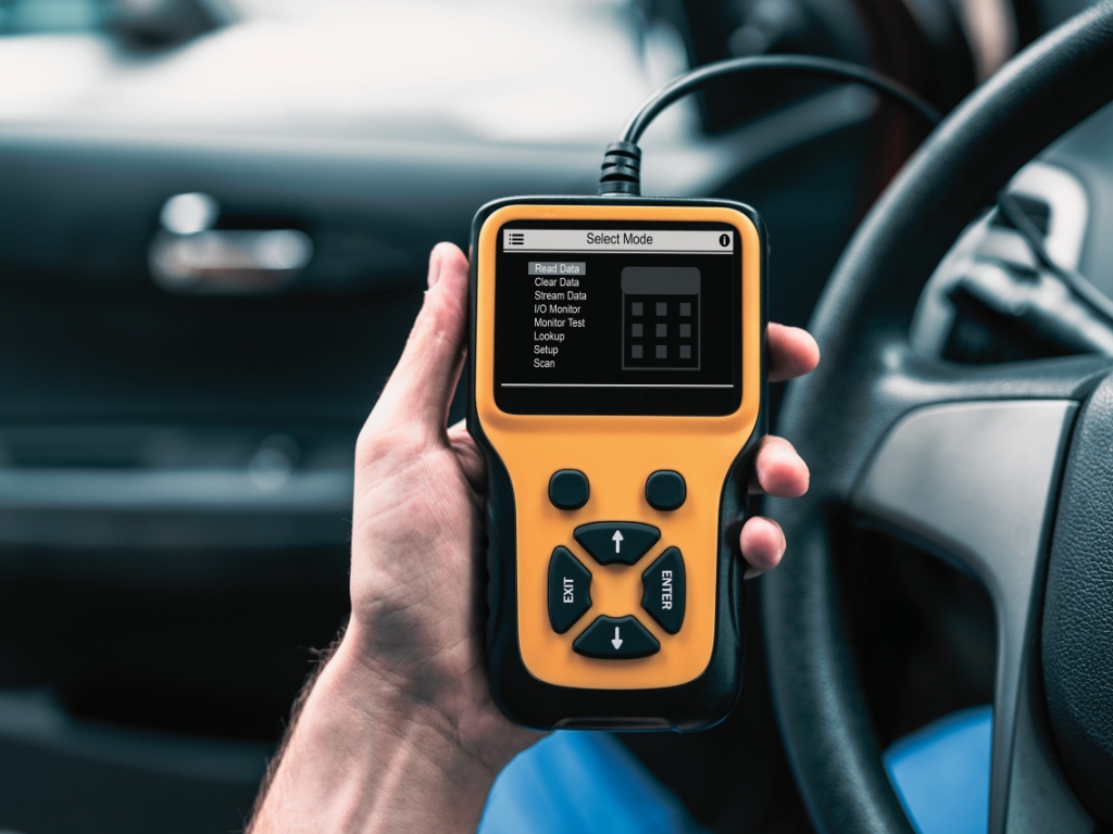 Fahrzeugdiagnose in moderner Autowerkstatt Fahrzeugdiagnose in moderner Autowerkstatt